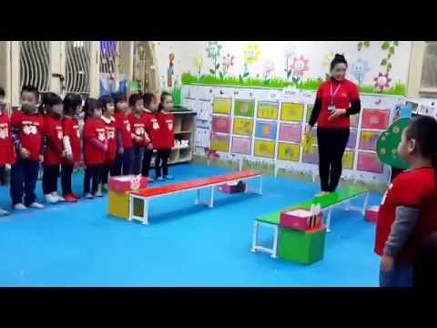 Video Đi trên ghế thể dục, đầu đội bao cát. - youtube