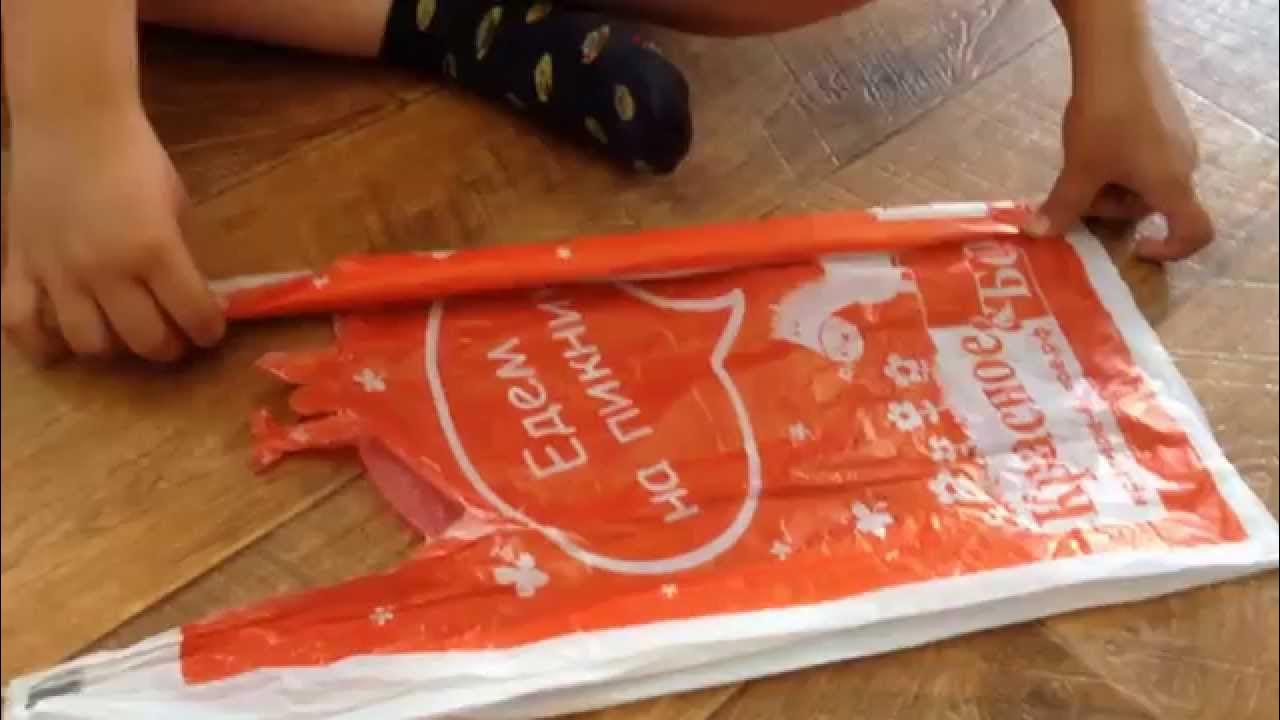 Складывание полиэтиленовых пакетов. Складывание пакетов. Сложить пакеты компактно. Сложить пакеты компактно. Складывать пакеты треугольником.