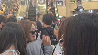 Walking next to BABYMONSTER 베이비몬스터 Chiquita and thousands of fans at Gimpo Airport 5-9-2024