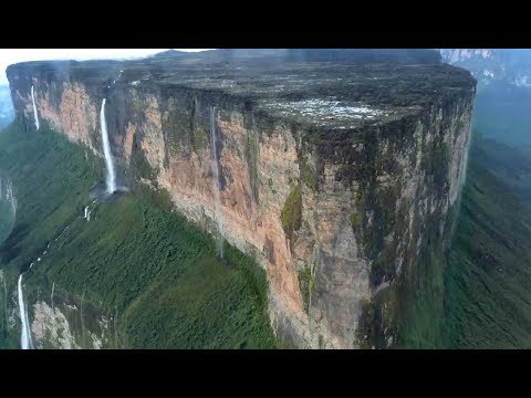 Плоская гора Рорайма в Венесуэле и её удивительные водопады.