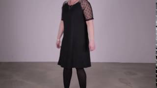 Sort kjole med korte chiffon ærmer med prikker