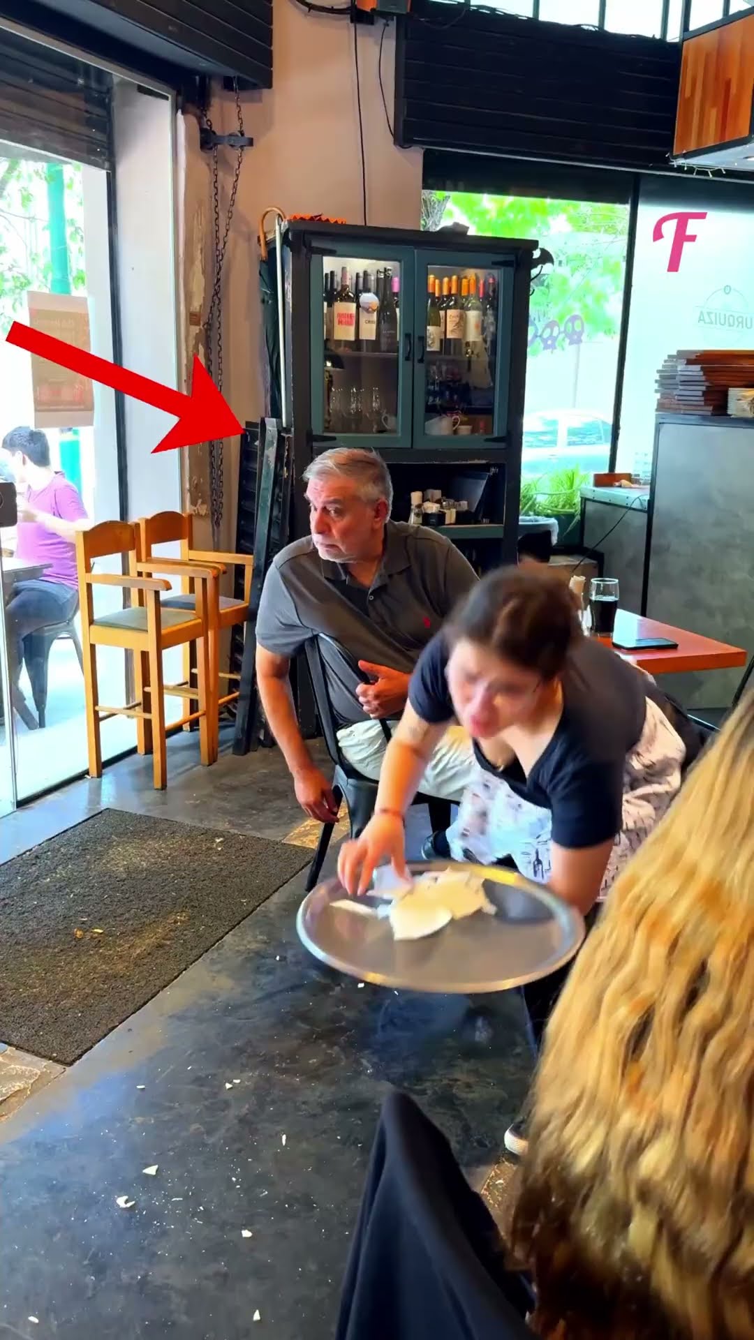 Overwhelmed Waitress Gets a Helping Hand From a Stranger #shorts