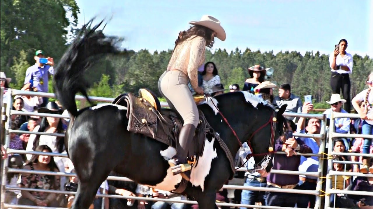 CASI LA TUMBA EL CABALLO. Pero Se Agarro Bonito - Alejandra Rojas😍