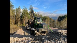 John Deere 1010G Forwarder - Wet conditions, loading it all in one go. (Sped up video)