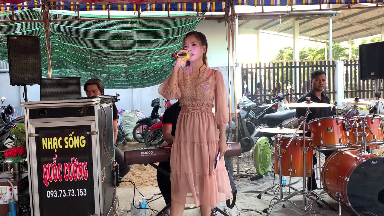 Cô MC giới thiếu trương trình tiệc giỗ quá hay. - youtube