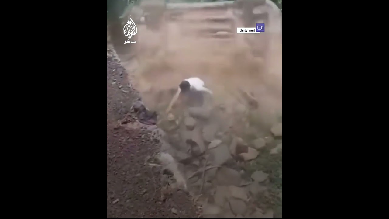 نجاة سائق من الموت إثر سقوط سيارته من أعلى منحدر في الهند