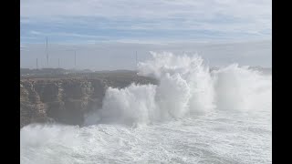 Waves crash into 22-metre-high reef 24/11/2022 Sagres