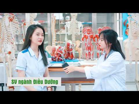 Video: Những người theo dõi Tina Kandelaki thích hình ảnh của cô ấy trong một chiếc áo blouse với đường cắt ngang hông