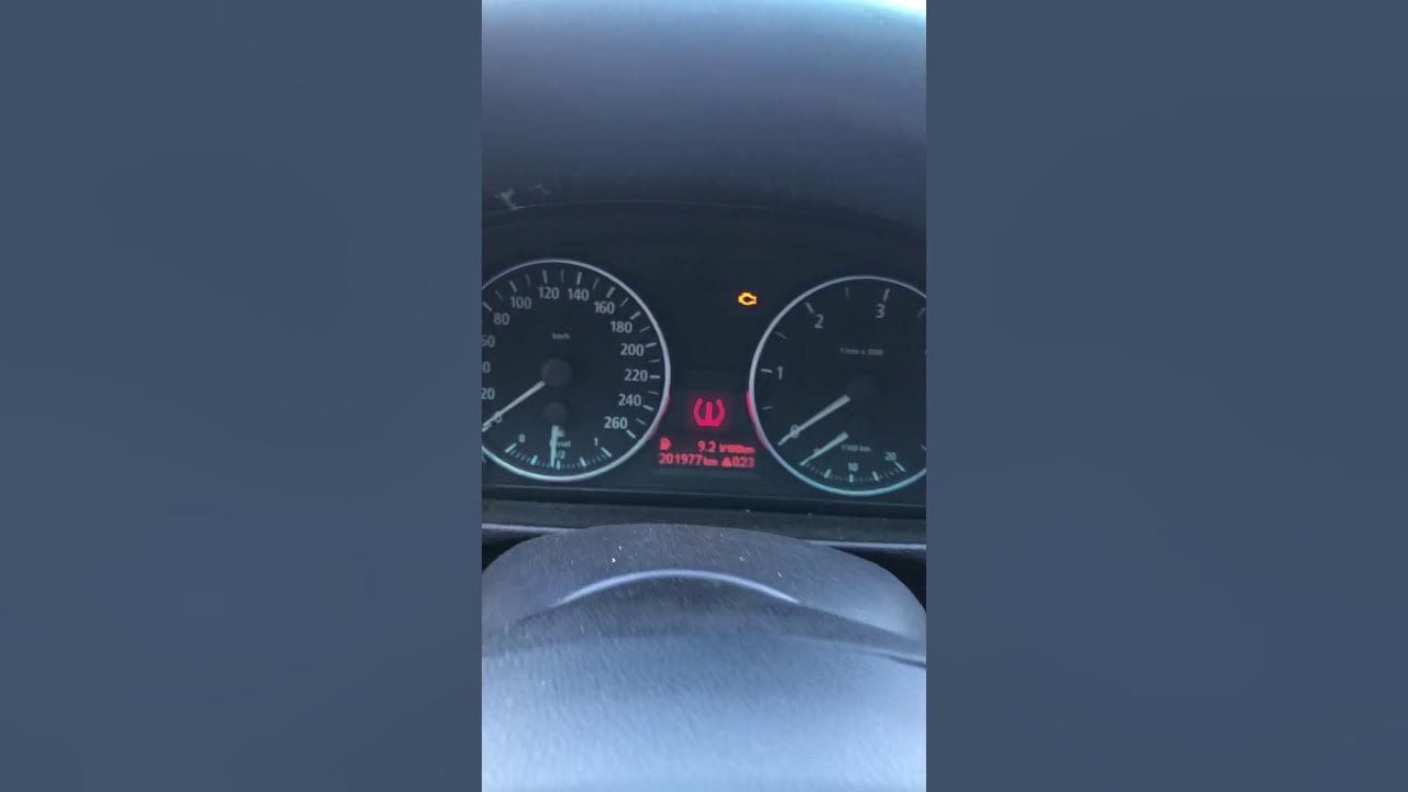 Бмв х5 е53 бортовой компьютер. Тахометр бмв x5. Динамический контроль подвески бмвие70. Ошибка бмв х5 е70. Ошибка бмв машина со стрелками.