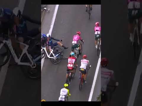 Pluie + terre-plein = Gros dégâts sur la Primus Classic 2022 #shorts #cycling