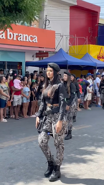 The marching style of Brazilian soldiers
