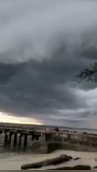 Awan kumulonimbus adalah awan vertikal yang sangat tinggi, padat, dan terlibat dalam badai petir
