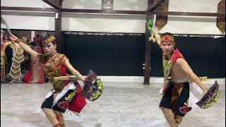 Tari Mandau Talawang Suku Dayak Kalimantan Tengah ( Video taken by : Ika Aulia Khairunnisa)