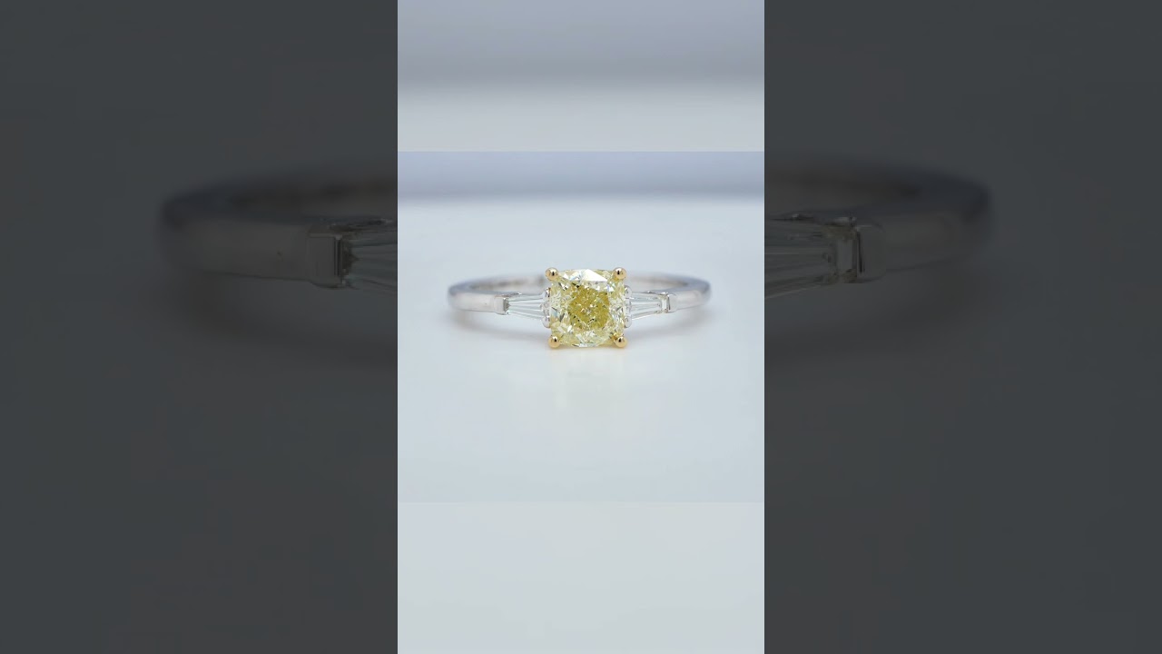 Lasciatevi Ispirare - Nuova Collezione Di Gioielli Con Diamanti 2025 38 - Orogem Jewelers 1.01 Ct Cushion Cut Yellow Diamond Ring With Tapered Side Stones – Gia Si1 - Orogem Jewelers