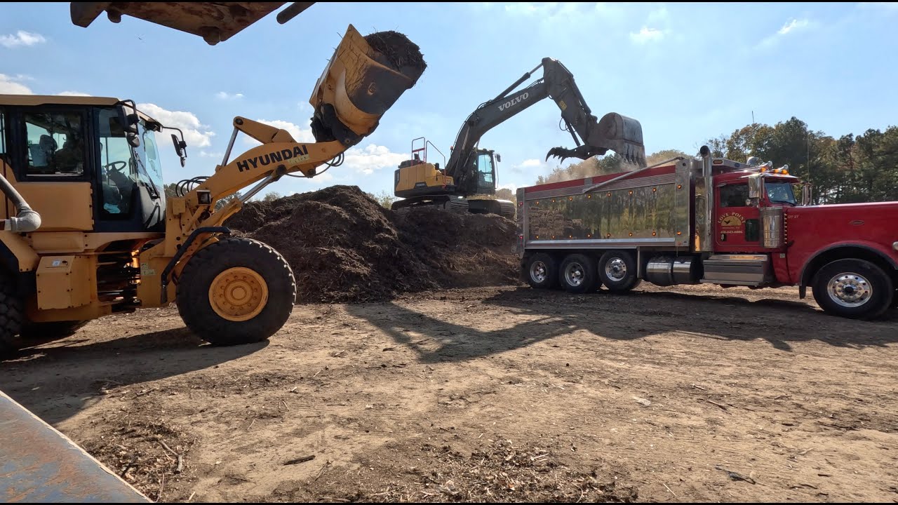 Loading mulch at the dump - YouTube