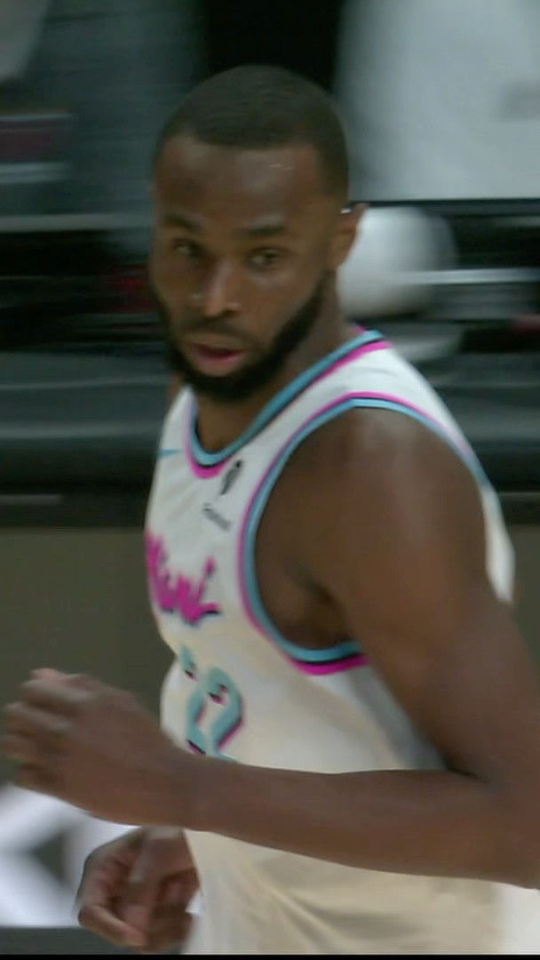 Mitchell to Wiggins for his first bucket in Miami!