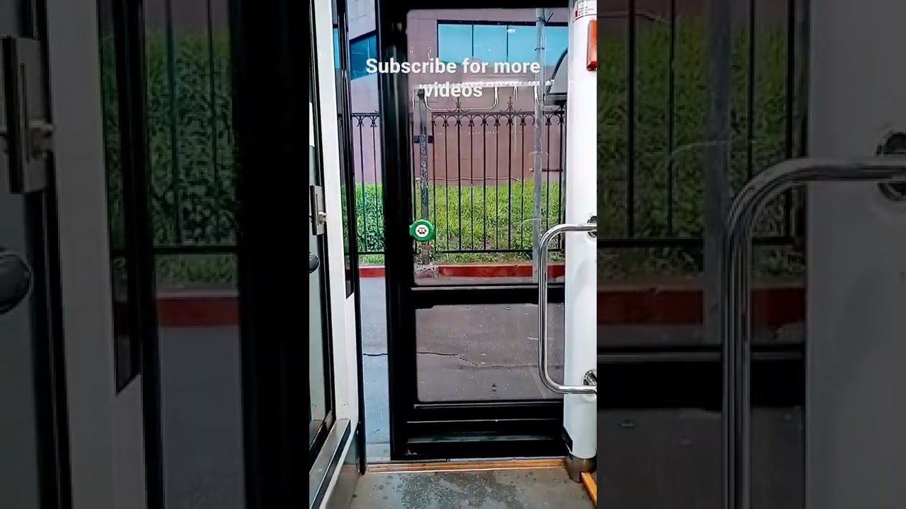 Closing doors like in an anime 🎬 cartoon - Moscow tram 🚈 
