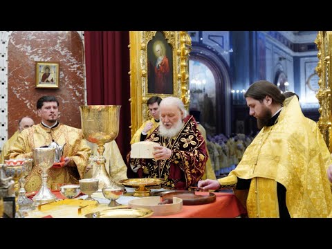 Божественная литургия в 15 - ю годовщину интронизации Святейшего Патриарха Кирилла .