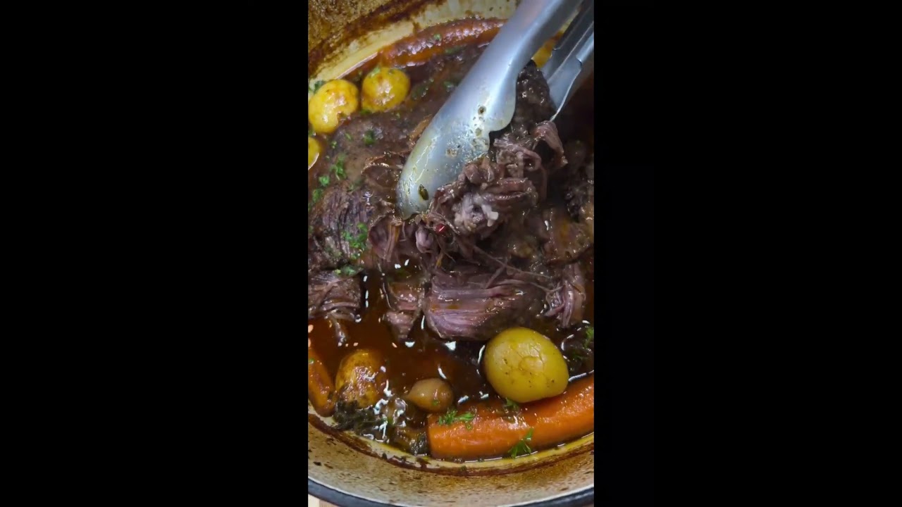 白人風の野菜とソースを添えた揚げ肉