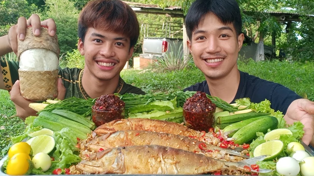 นํ้าพริกผัดกากหมู ปลาทูมันทอดตัวใหญ่ๆ บีบมะนาวราดใส่แซ่บหลาย.