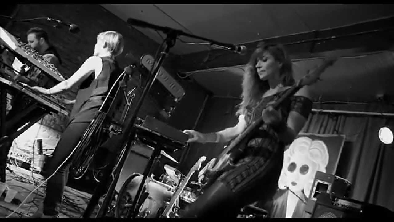 Walls adlı videoyu YouTube'da izle Walls adlı videoyu YouTube'da izle