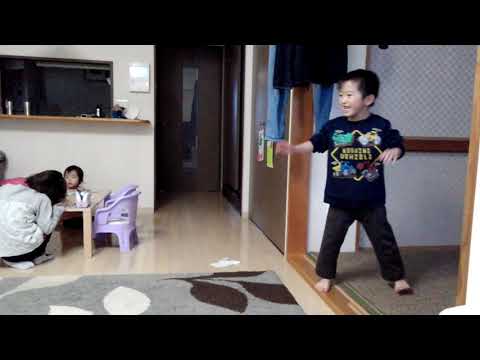 【4人きょうだい】側転練習中の5歳長男と、真似する3歳次男。