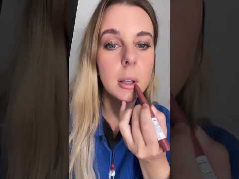 Video: Maybelline Flash av Fuchsia Superstay 14 timers Megawatt Lipstick Review