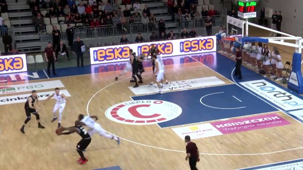 Przechwyt i wsad Woodsa na rozpoczęcie Derbów! #PLKPL play