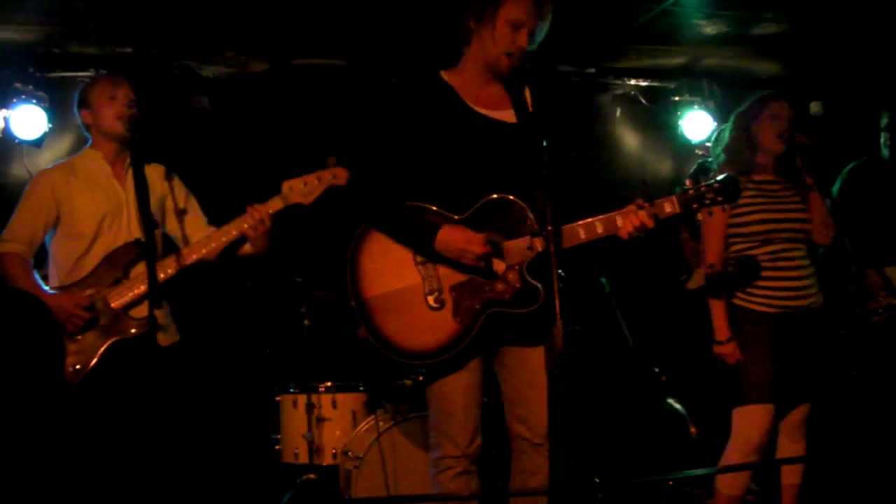 Mira Being bugs & The wall again - Pinto en YouTube Mira Being bugs & The wall again - Pinto en YouTube