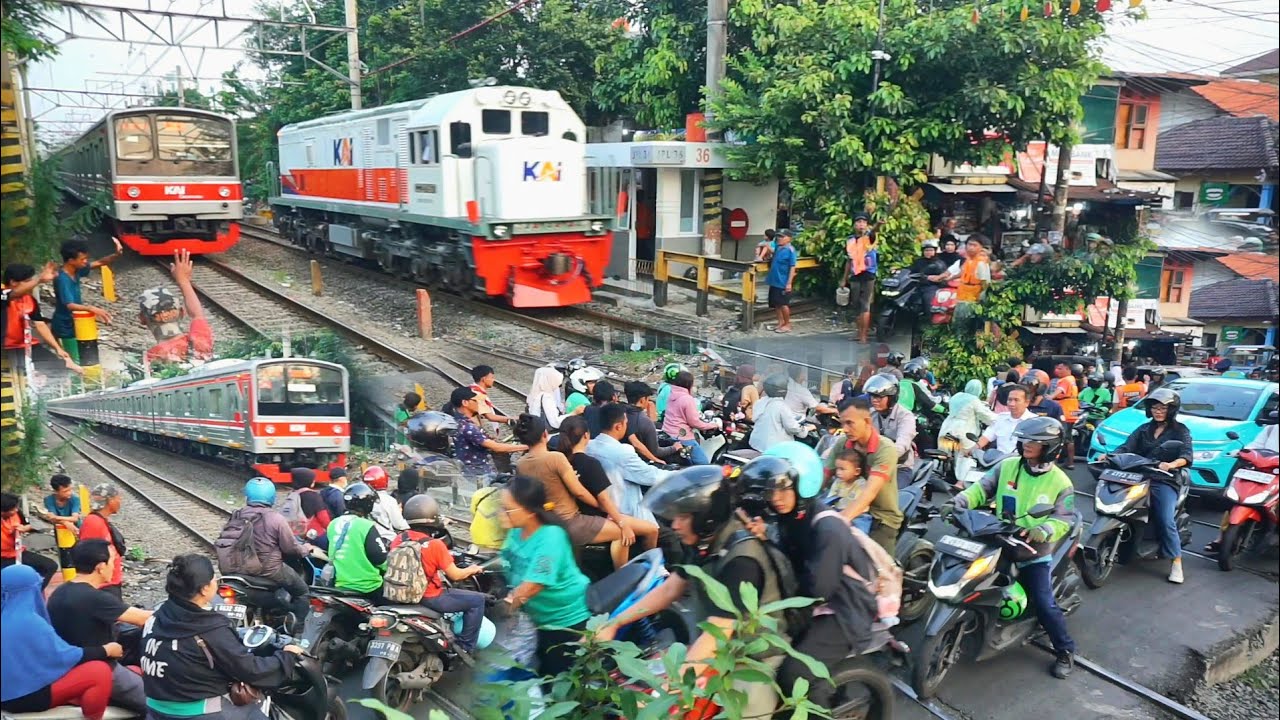 Perlintasan gang Sentiong jalur kereta ngebut,kereta sudah dekat