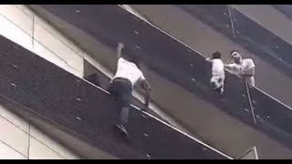 Video: Inmigrante africano rescata a niño francés de caer de un 4 piso