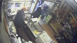 【监控】纽约华人店家遭持枪抢劫嫌犯仍在逃