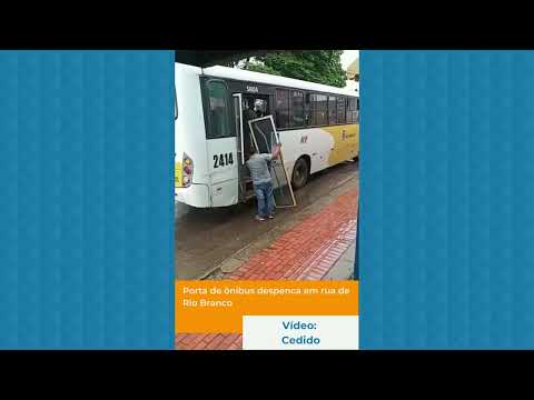 Porta de ônibus despenca em rua de Rio Branco