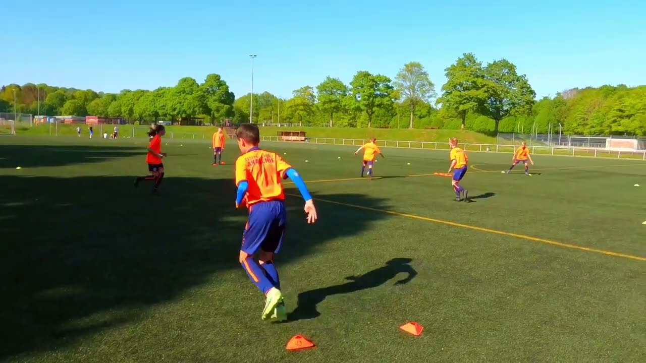 Erwärmung bei der Fussball-Talent-Akademie zum Trainingsschwerpunkt: Ballzirkulation