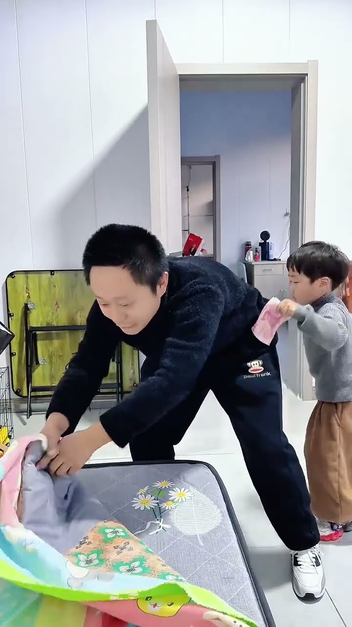 爸爸偷藏私房钱，这次让儿子给上了一课！#Cute baby#Cute#呆萌小米宝#聪明宝宝#萌娃