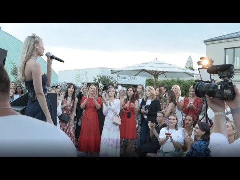 Frauen feiern in Berlin Female Empowerment