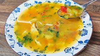 Dicke Gemüsesuppe mit Hühnchen! Hausgemachte Suppe, die ich dreimal pro Woche koche!