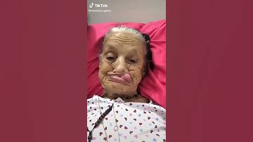 أكبر عجوز مضحكة 