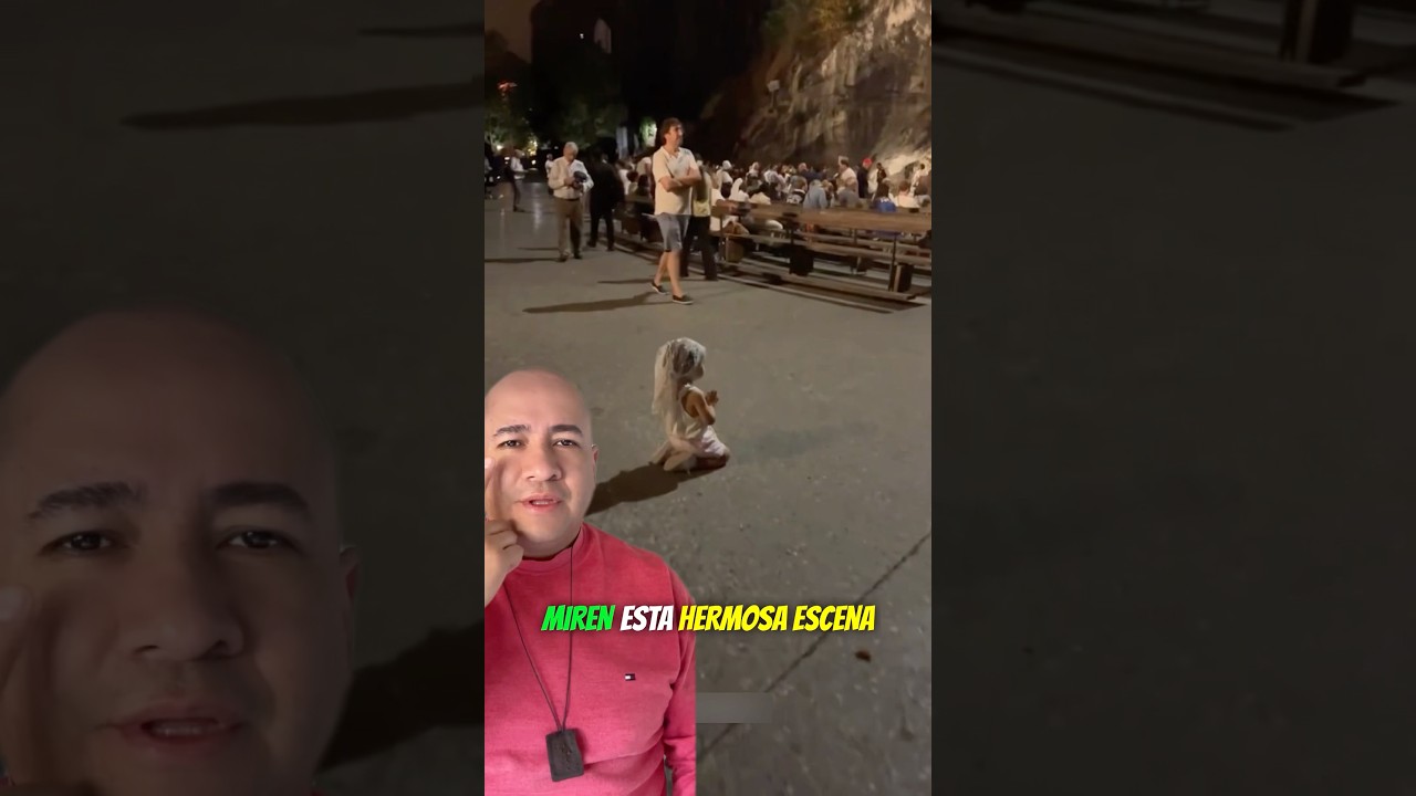 Esta niña de rodillas orando frente a la gruta de la Virgen de Lourdes.