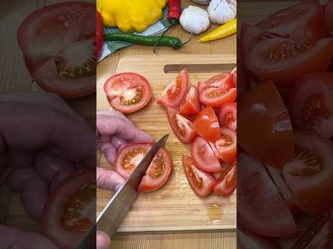 САЛАТ 'ВКУС ДЕТСВА' С ПОМИДОРАМИ И СМЕТАНОЙ #рецепт #еда #shorts