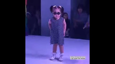 ‪‎สุดน่ารัก! น้องณิริน‬ โชว์ลีลาการเดินแบบ