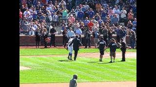 Hall of Famer Mike Piazza throws first pitch to David Wright after Mets HOF Induction Profile