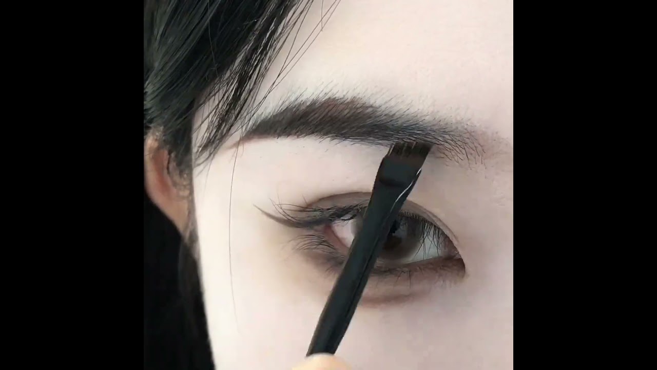 Trang điểm mắt khói dễ thực hiện 