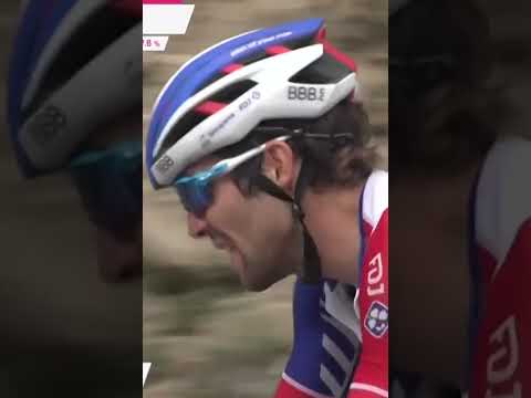 😐À la dérive, Thibaut Pinot voit le podium s'envoler à la veille de l'arrivée du Giro 2018 #shorts