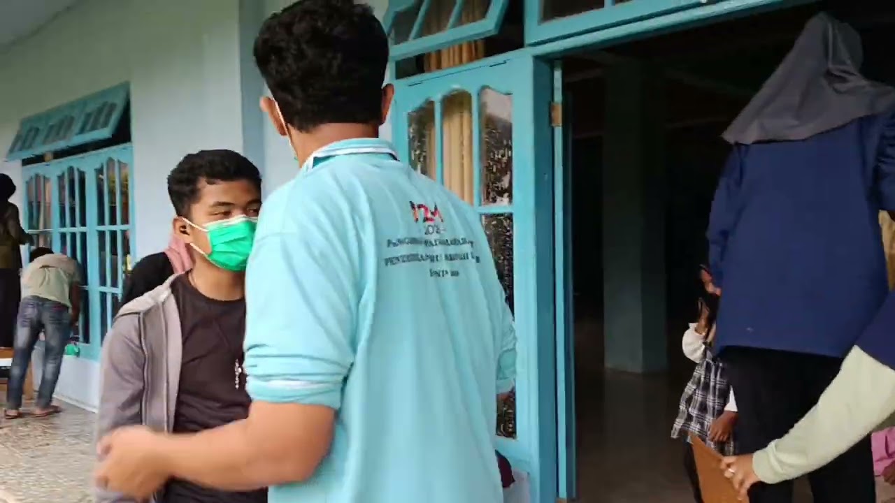 Mahasiswa HMD PGSD UNP Gotong Royong Bersama Warga Bersihkan Masjid di Koto Andaleh. 