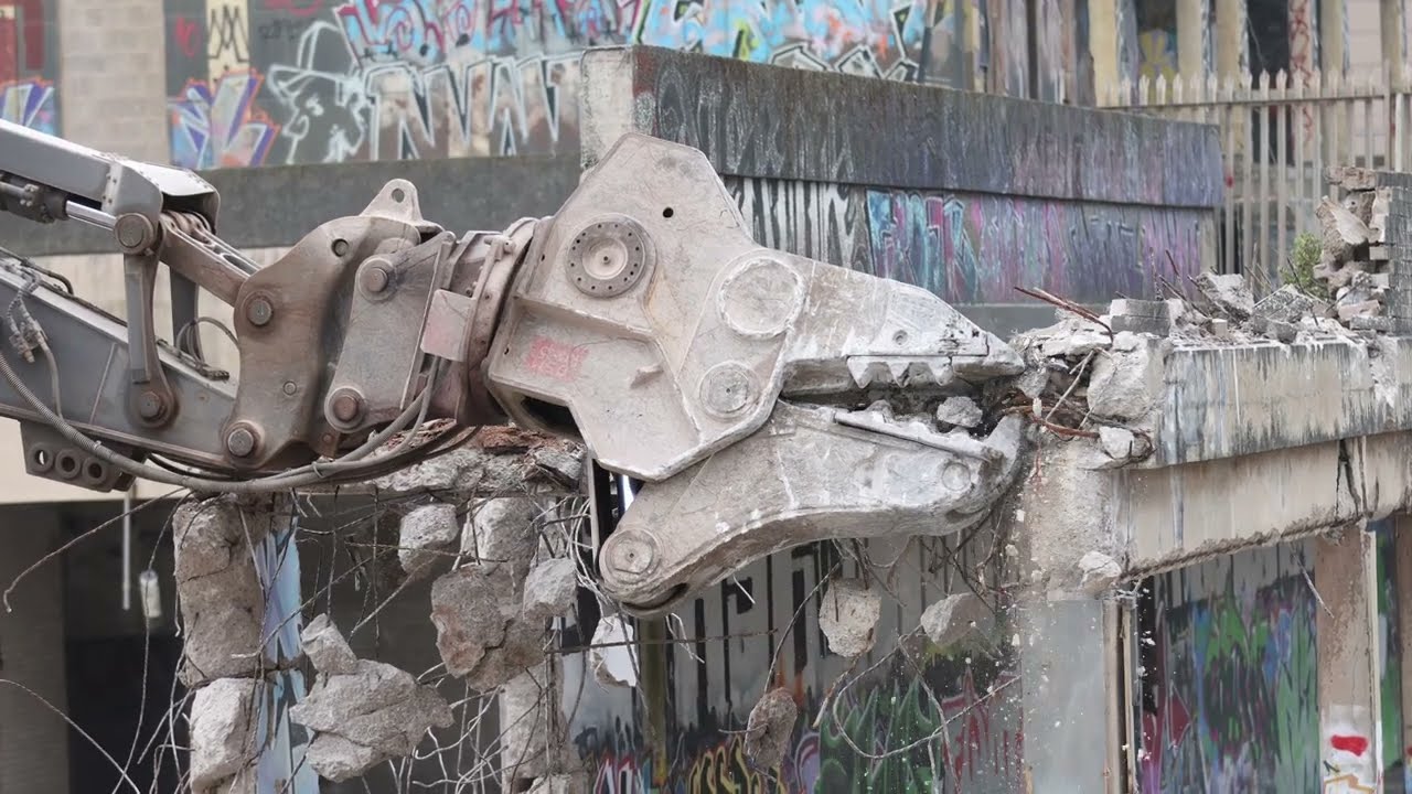 Concrete Crusher, Graffiti & Rain! Close-up Shots! Blackpool Bonny Street Demolition