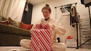 wrapping xmas gifts! (vlogmas day 13)