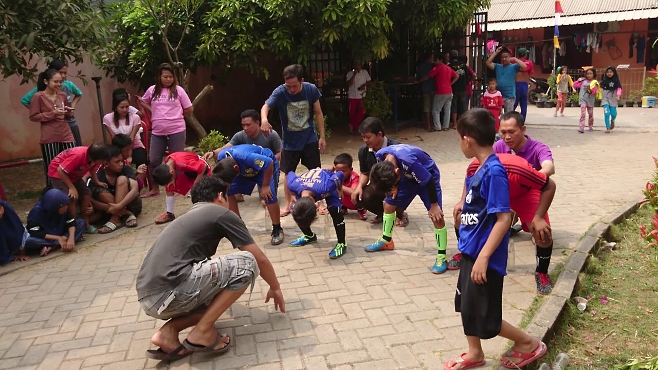 Lomba Masukin Paku dalam Botol 