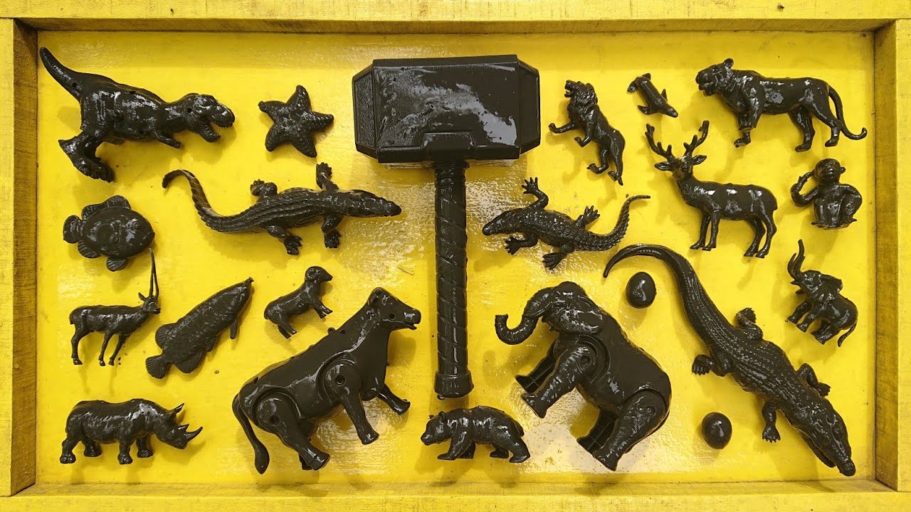 Membersihkan mainan hewan buaya, sapi, gajah, ayam, bebek, angsa, kuda, kerbau, rusa, ikan, badak