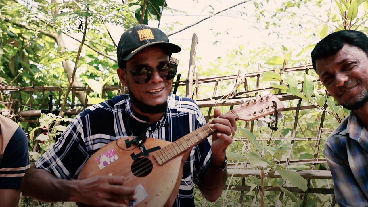 Shathe dulai nathi loiyo ki(My Granddaughter,what were you swinging on your way)